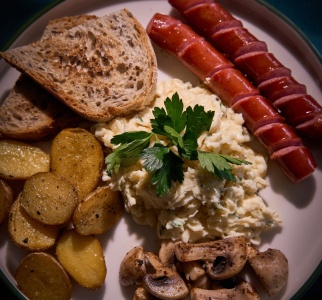 Скрембл с колбасками