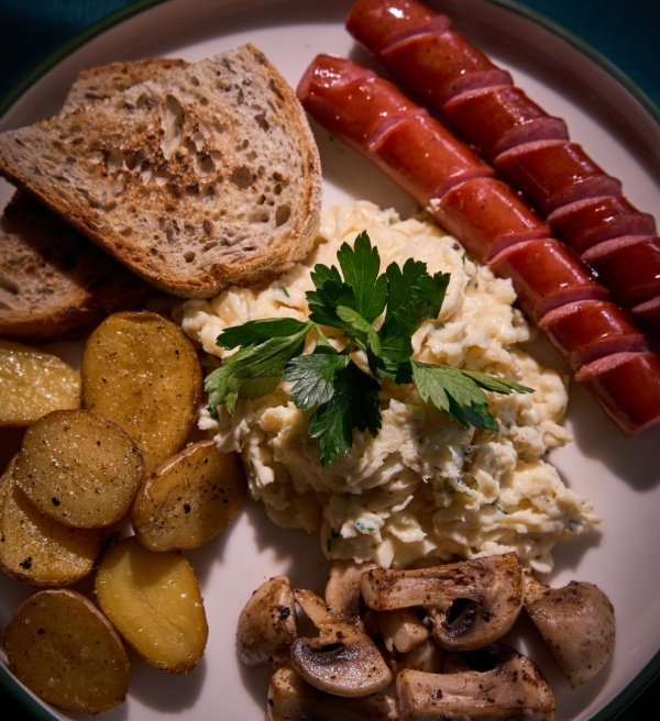 Скрембл с колбасками