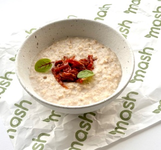 Каша овсяная с томатами и пармезаном